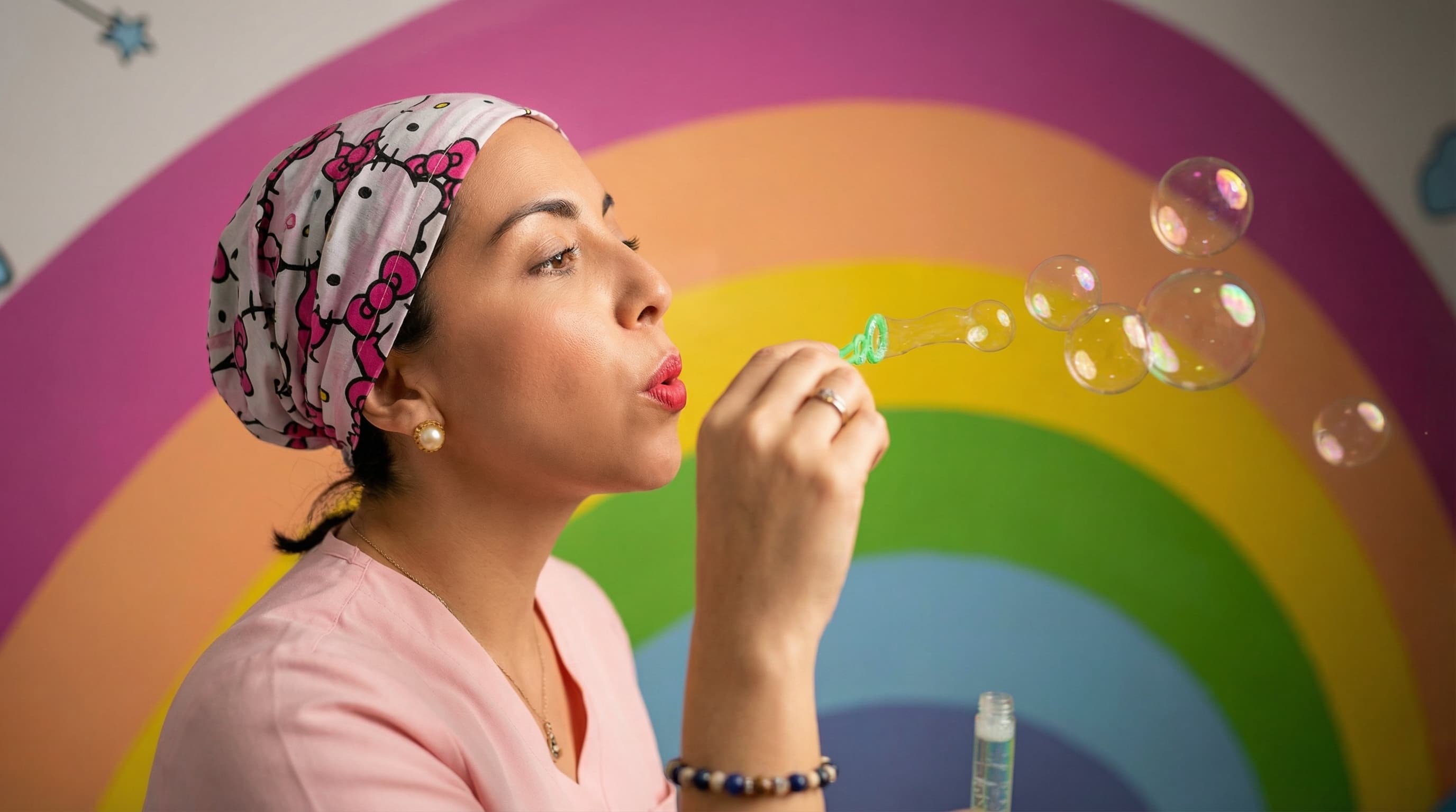 Dra Oli jugando con paciente infantil odontopediatria