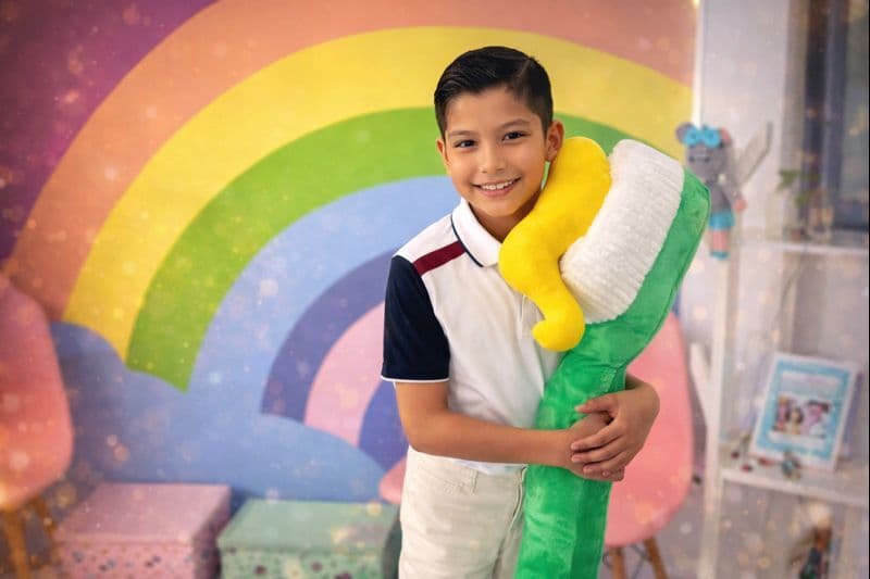 Niña sonriendo mostrando dientes sanos tras consulta